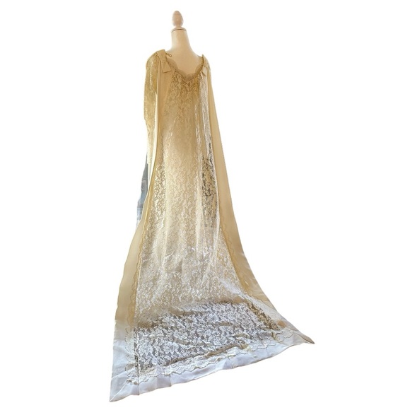 VINTAGE 1960s Cream Lace and Crepe Wedding Dress - Picture 4 of 7